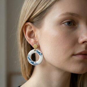 orecchini-earrings-grottega-laterza-puglia-ceramic-cerchio-bianco-blu
