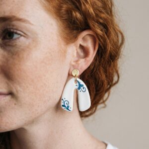 orecchini-earrings-grottega-laterza-puglia-ceramic-ferro-di-cavallo-bianco-blu